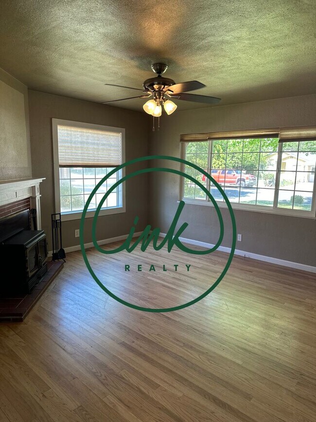 Building Photo - Charming Carson Home