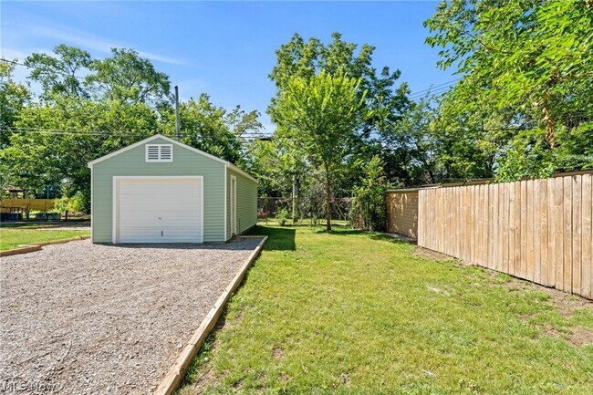 Building Photo - 6209 Pear Ave