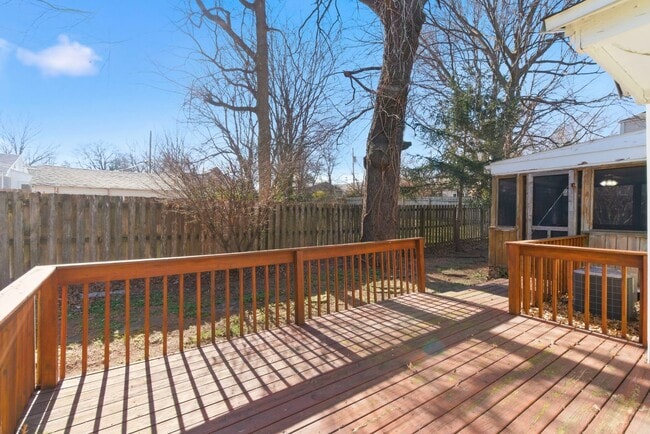 Building Photo - 1354 E Walnut St