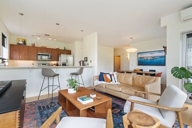 Building Photo - 2 Bed, 2 Bath Bright & Modern Condo in the Pearl District - Now Available!