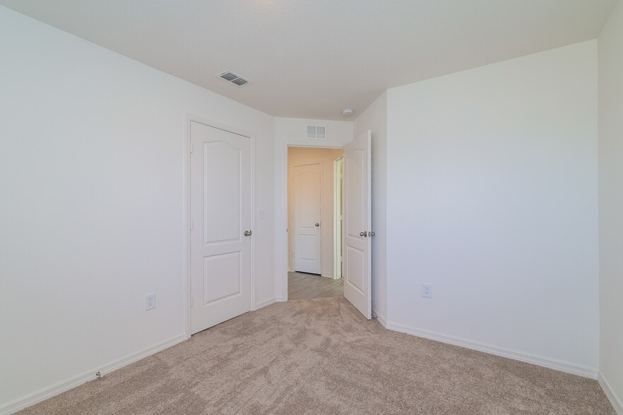 Building Photo - 1367 Swan Lake Cir