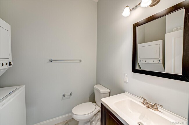 Building Photo - 2-2F Stewart Ave