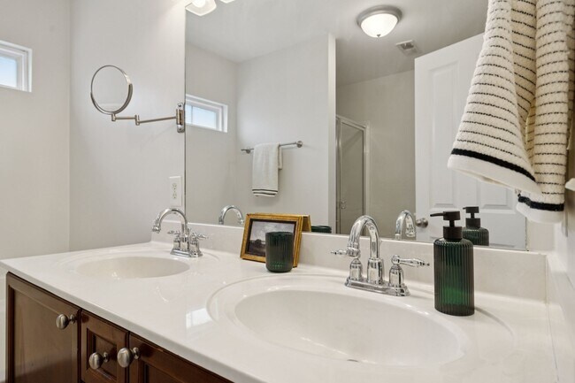 Building Photo - 7513 Lords Chapel Dr