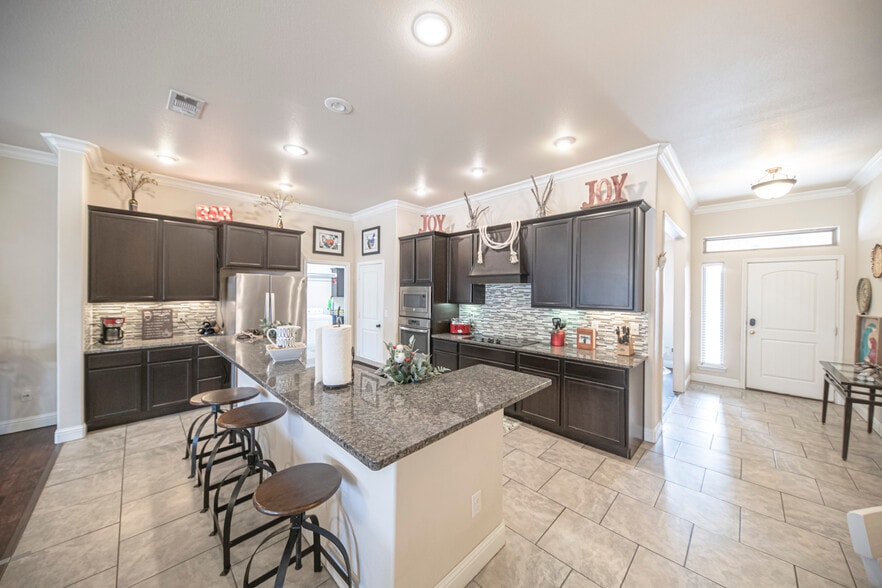 Building Photo - 6922 Ranch Hand Dr