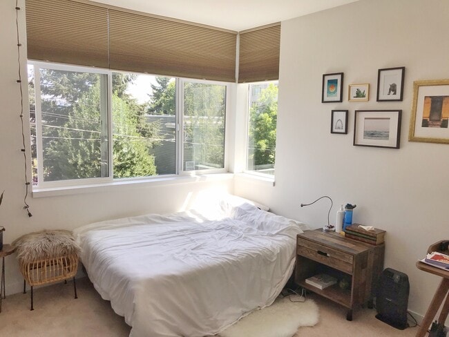 Building Photo - Gorgeous, Airy Townhome on Treelined Stree...