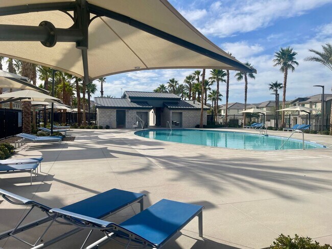 Building Photo - 3 bed 2 bath 2 car garage Townhome "On the Strip" South Las Vegas Blvd