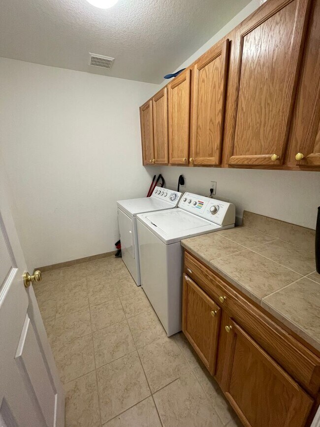 Building Photo - Spacious and Bright with a GREAT YARD,4bd/3.5 ba Home in Northglenn, Near Parks, New Paint and Ca...