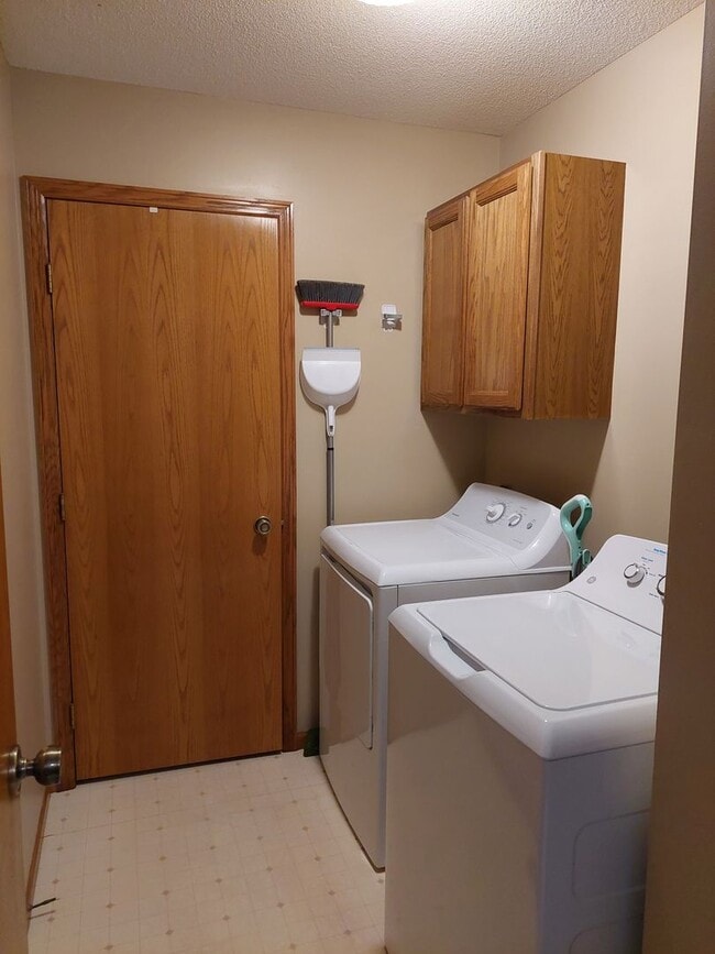 Building Photo - Very Well Maintained Apartment - One Floor...