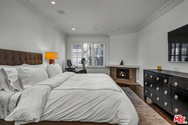 Building Photo - 11745 Montana Ave