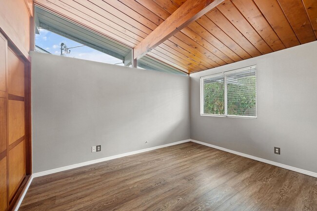Building Photo - Adorable 3 Bedroom 2 Bathroom Single Story Family Home