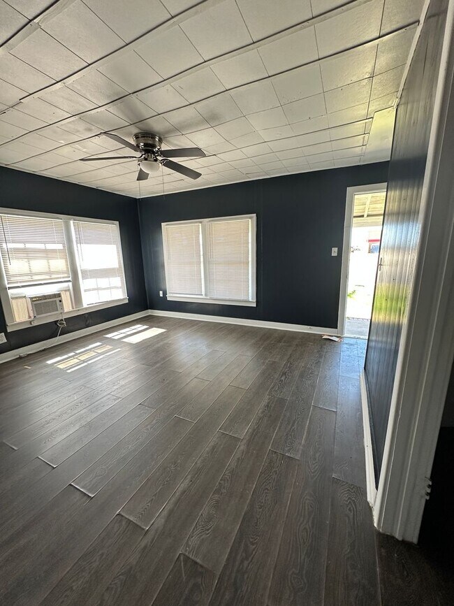 Building Photo - 2 Bedroom one bathroom on Corner Lot