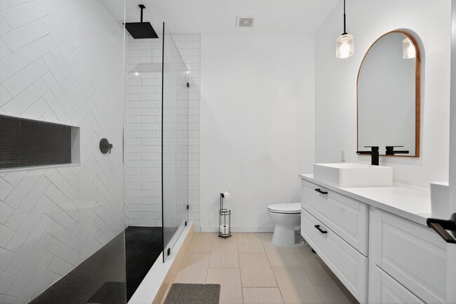 Building Photo - 4 Weeks Free!! Urban Modern Living Near Downtown San Antonio!