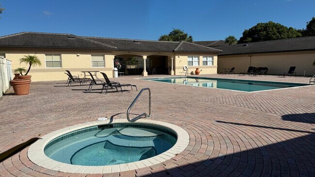 Building Photo - 2060 Greenview Shores Blvd