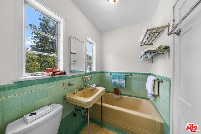 Building Photo - 2565 Canyon Dr