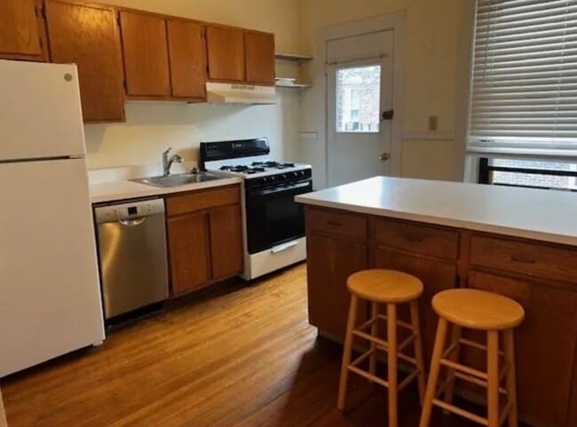 Building Photo - 380 Riverway