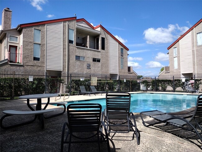 Building Photo - 10855 Meadowglen Ln