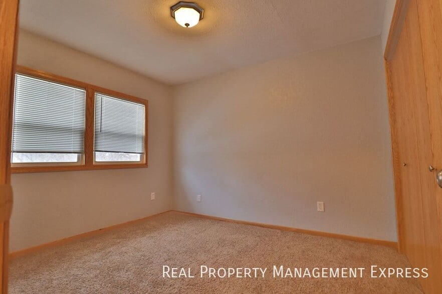 Building Photo - 3 Bedroom Duplex in Eastern Sioux Falls!