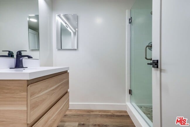 Building Photo - 435 N Oakhurst Dr