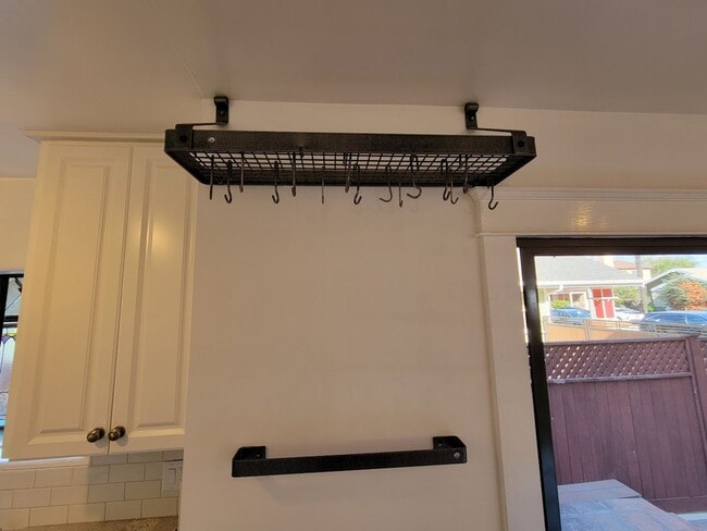 Building Photo - BEAUTIFUL 4BD - 3BA SINGLE STORY HOUSE WITH PRIVATE LAUNDRY AND DETACHED 2 CAR GARAGE