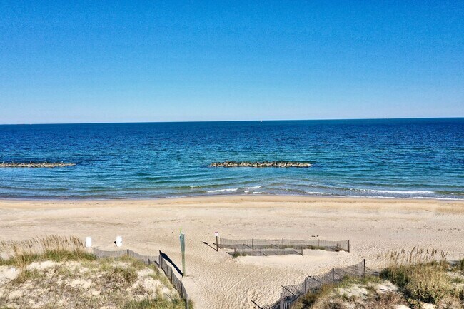 Building Photo - Available 08-05-25! Coastal Luxury Townhom...