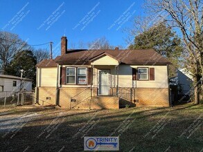 Building Photo - Bright and Sunny 2-bedroom, 1-bathroom Hom...