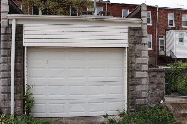 Building Photo - 3 Bedroom with Private Garage