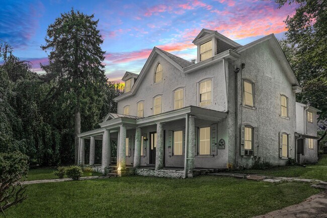 Building Photo - Updated 4 Bed / 2 Bath - Quiet Location, P...