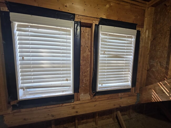 Building Photo - Spacious 4-Bedroom Home for Rent in Kings ...