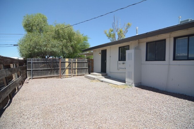 Building Photo - Spacious 2 Bedroom 1 Bath Duplex! Central ...