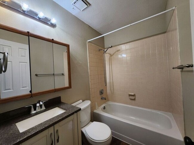 Building Photo - 2-Bedroom Apartment -Great Location! Limit...