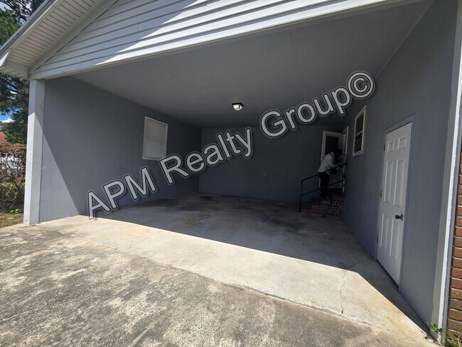 Building Photo - Spacious three bedroom West Columbia home