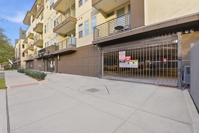 Building Photo - 4819 Caroline St