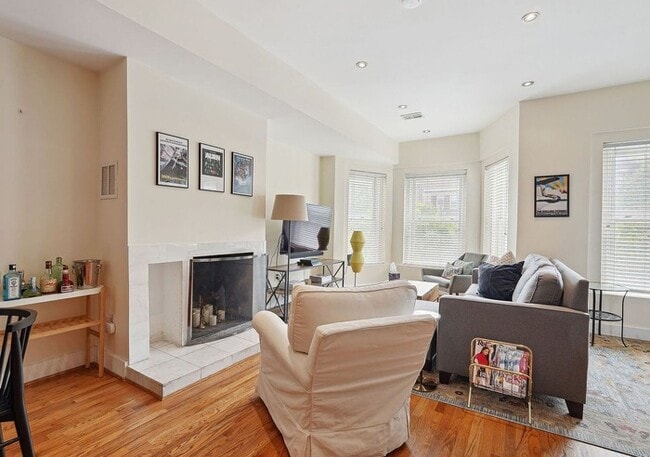 Building Photo - Modern 3BR/3BA Condo with Outdoor Space & ...