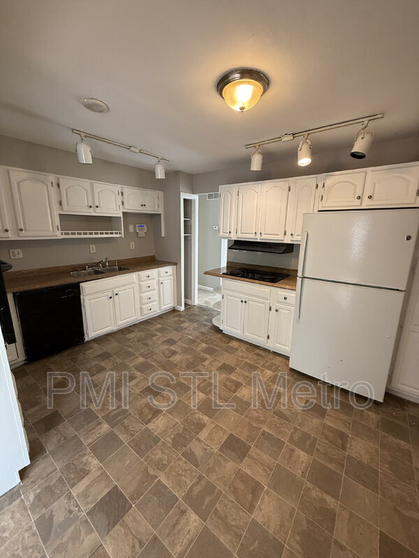 Building Photo - 10342 Ross Cir