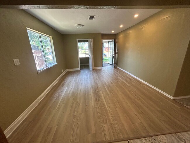 Building Photo - Discover the home and live like royalty!