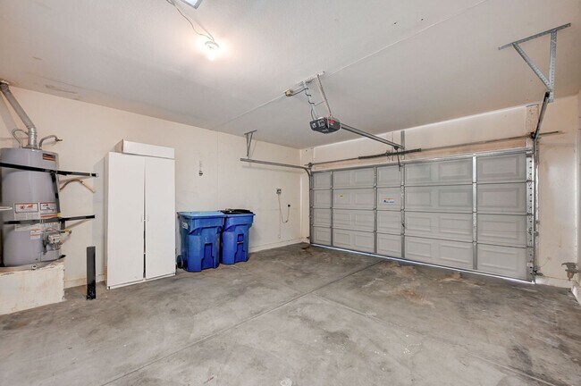Building Photo - Stunning 4 Bed 2.5 Bath!