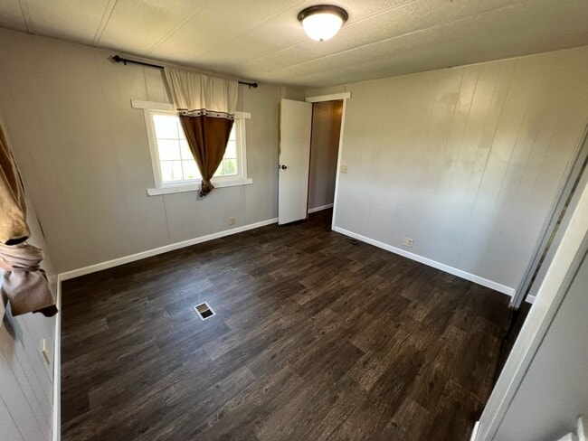 Building Photo - Semi-Rural 2 Bedroom 1 Bath Updated Mobile Home w/ Amenities