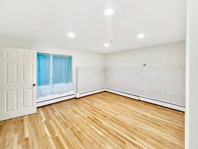 Building Photo - 8913 Riverside Pl