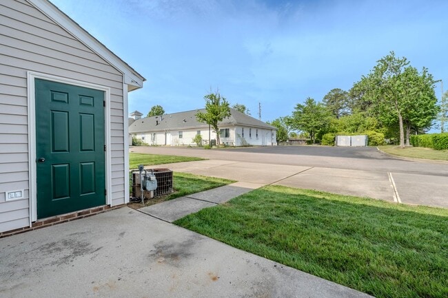 Building Photo - Renovated 2 bed 2.5 bath townhome in Holly Springs Arbor Creek community.