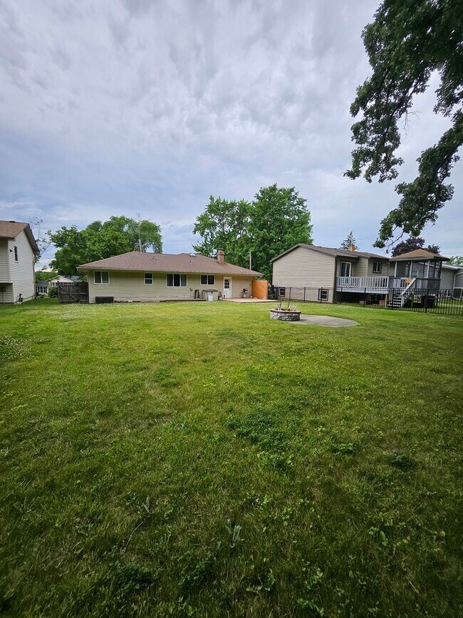 Building Photo - 704 Greenbriar Ln