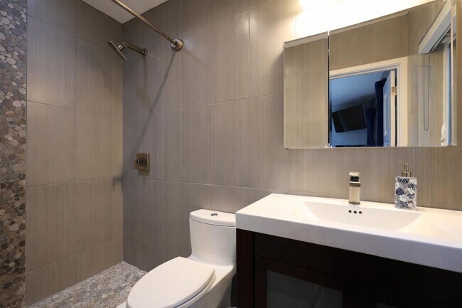 Building Photo - 3018 NE 26th St