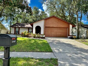 Building Photo - Perfect 3 bed 2 bath with huge fenced back...
