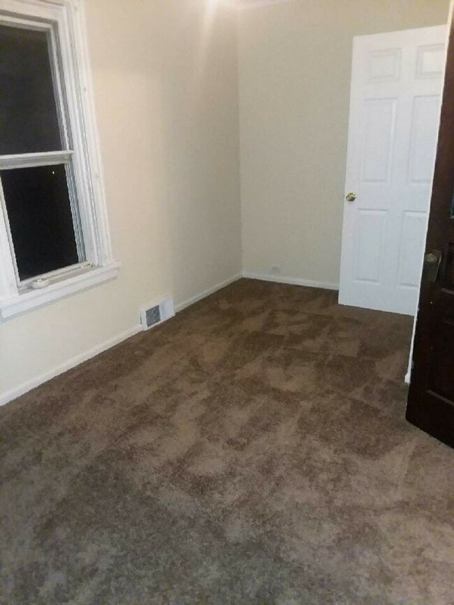 Building Photo - 3 Bedroom, 2 Story House