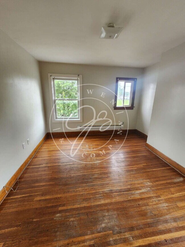 Building Photo - Spacious 1 bedroom (or 2 bedroom if no liv...