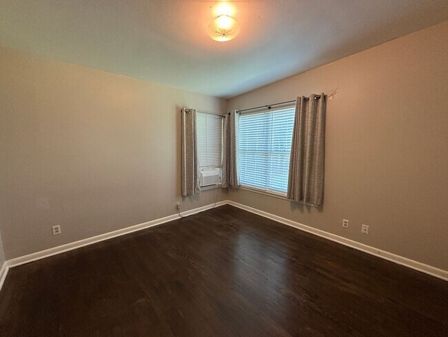 Building Photo - 318 Sprucewood Ln