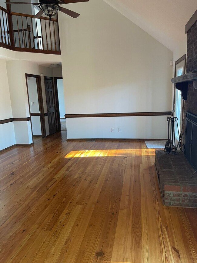 Building Photo - LAKE SHORES