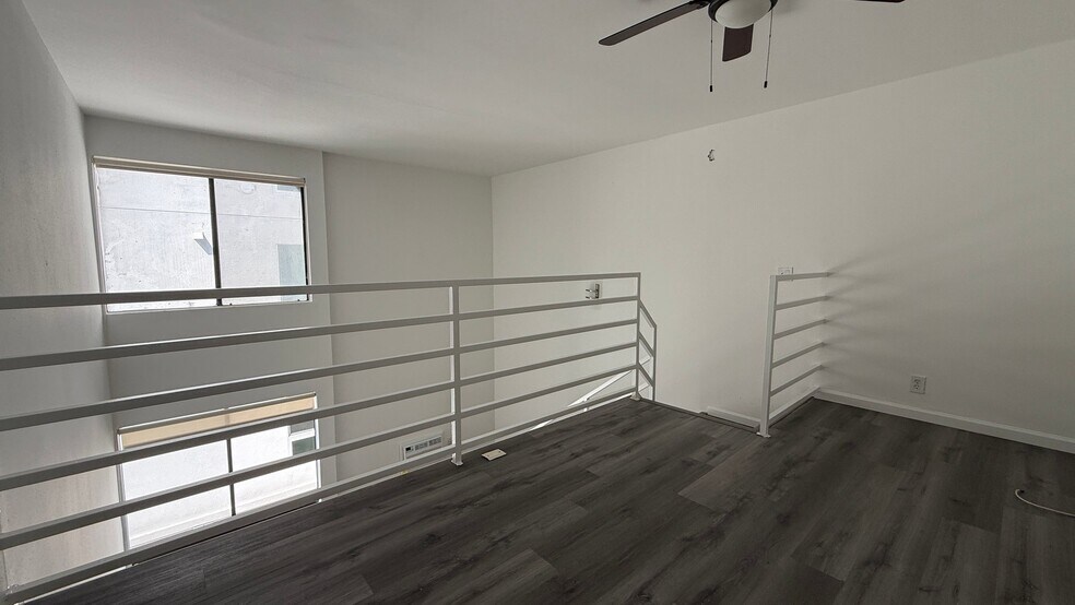 Building Photo - 7044 Hawthorn Ave