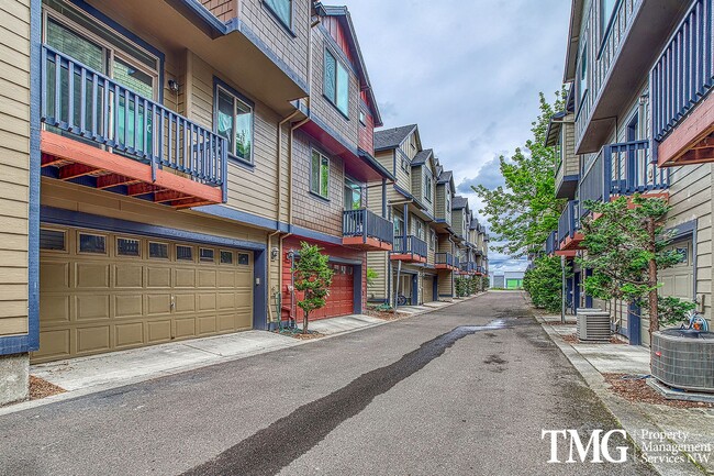 Building Photo - Wonderful 4 bed 2.5 Bath Townhome in Hills...