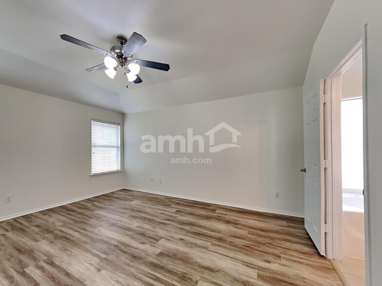 Building Photo - 1804 Heron Dr