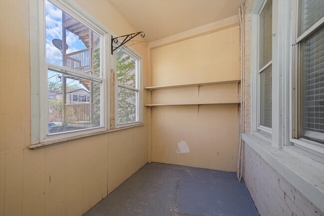 Building Photo - 2115 W Armitage Ave